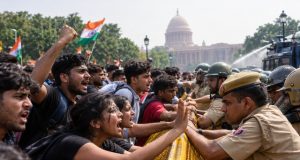 जब युवा सड़क पर हों और सत्ता बैरिकेड के पीछे