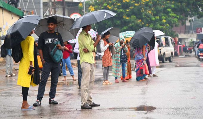 देश के कई राज्यों में भारी बारिश का अलर्ट, IMD ने जारी की चेतावनी