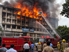 लखनऊ के जवाहर भवन में भीषण आग, कई सरकारी कार्यालयों में मची अफरा-तफरी