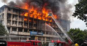 लखनऊ के जवाहर भवन में भीषण आग, कई सरकारी कार्यालयों में मची अफरा-तफरी