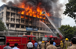 लखनऊ के जवाहर भवन में भीषण आग, कई सरकारी कार्यालयों में मची अफरा-तफरी