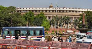 ‘चलो संसद’ मार्च के दौरान दिल्ली में हंगामा, पुलिस और प्रदर्शनकारियों में झड़प