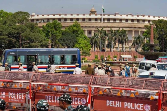 ‘चलो संसद’ मार्च के दौरान दिल्ली में हंगामा, पुलिस और प्रदर्शनकारियों में झड़प